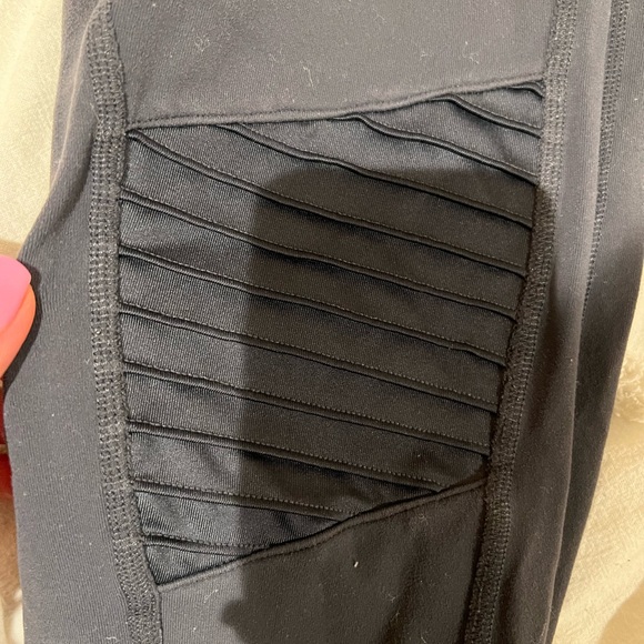 ALO YOGA MOTO LEGGINGS - Picture 7 of 8